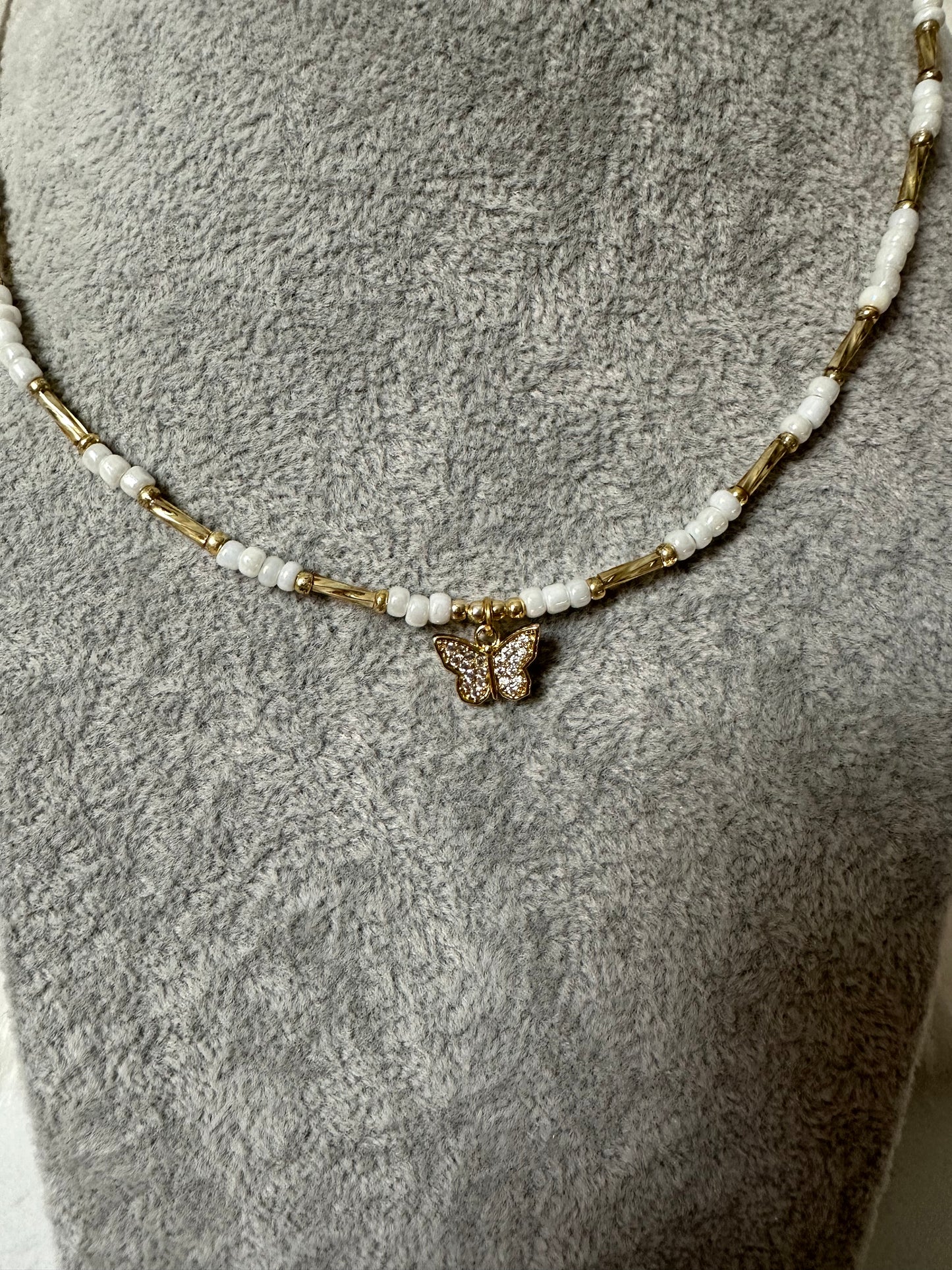 Perlenkette mit weißen und goldenen Perlen und Schmetterlingsanhänger - 10194