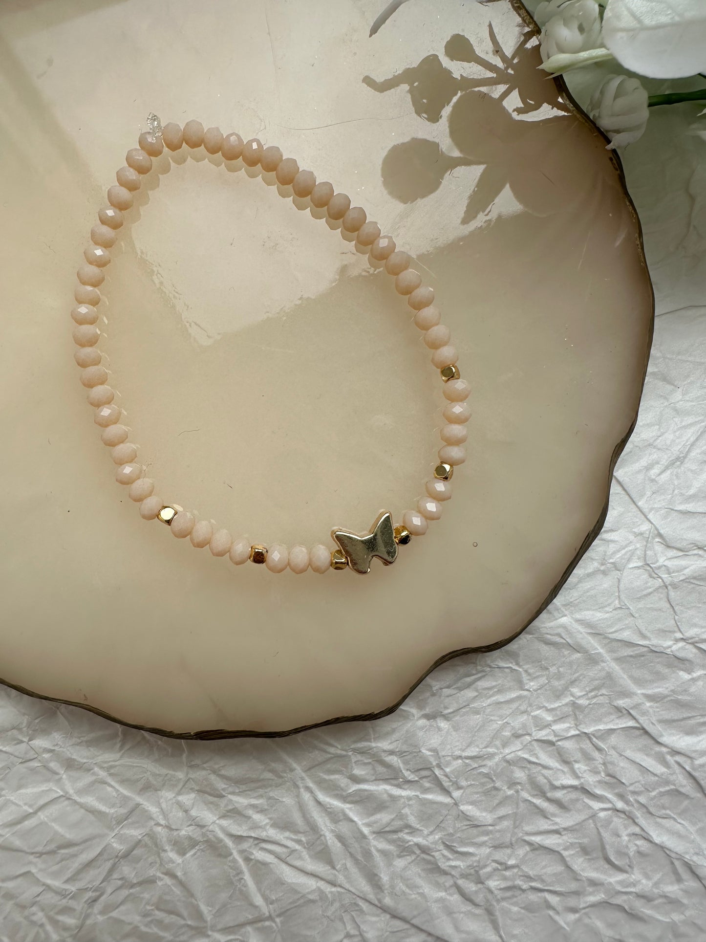 Perlenarmband mit Beigen Perlen und Schmetterling Anhänger - 10243