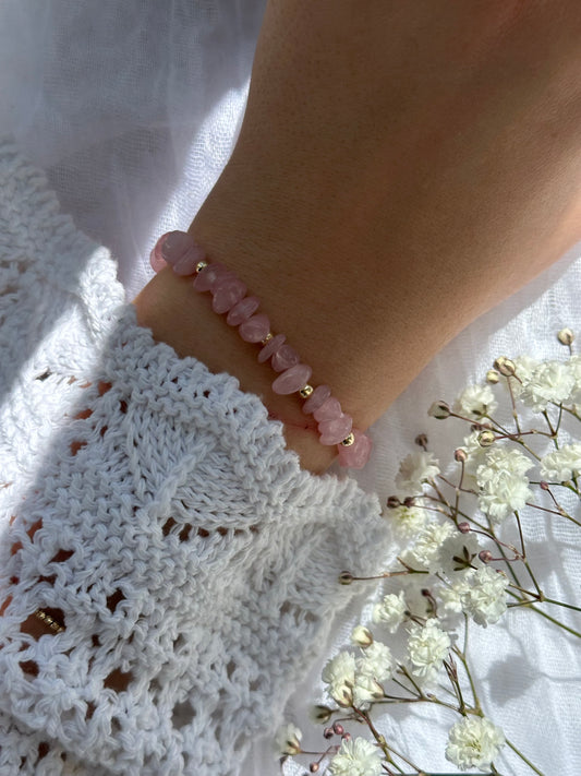 Perlenarmband mit Rosa Natursteinen und goldenen Details -  10748