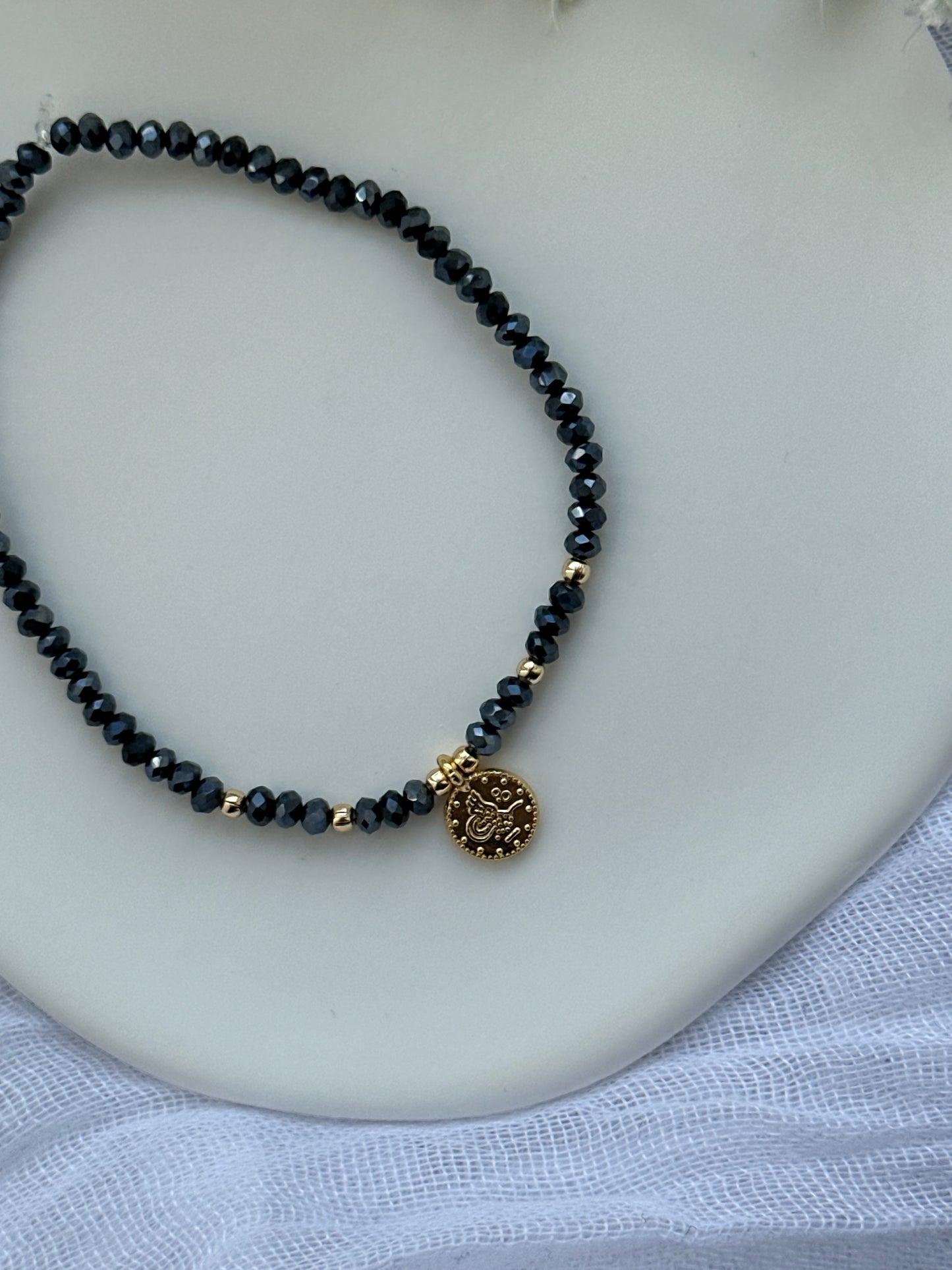 Perlenarmband mit Blauen Kristallperlen und goldenen Taler Anhänger - 10577