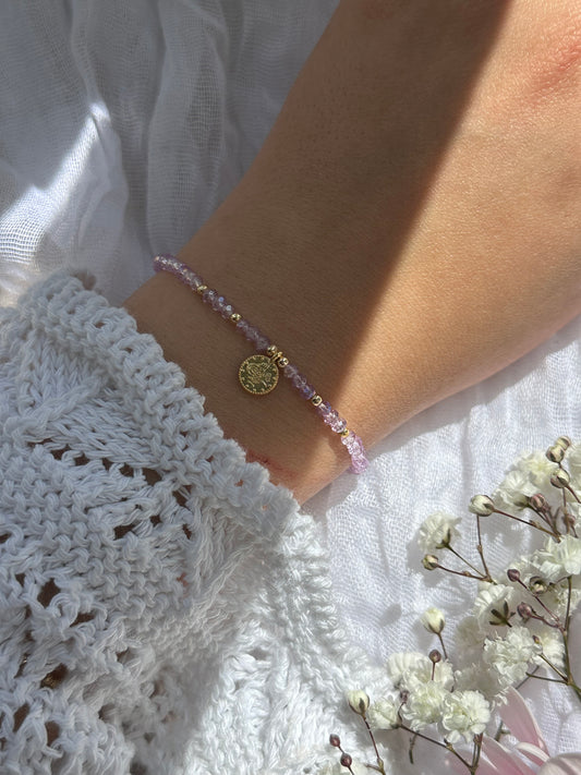 Perlenarmband mit Lila Kristallperlen und goldenen Details + Goldener Taler Anhänger - 10723