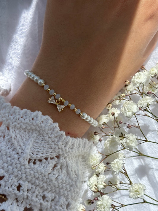 Perlenarmband mit Weißen Kristallperlen und Glasperlen und goldenen Details + Schleifen Anhänger - 10761
