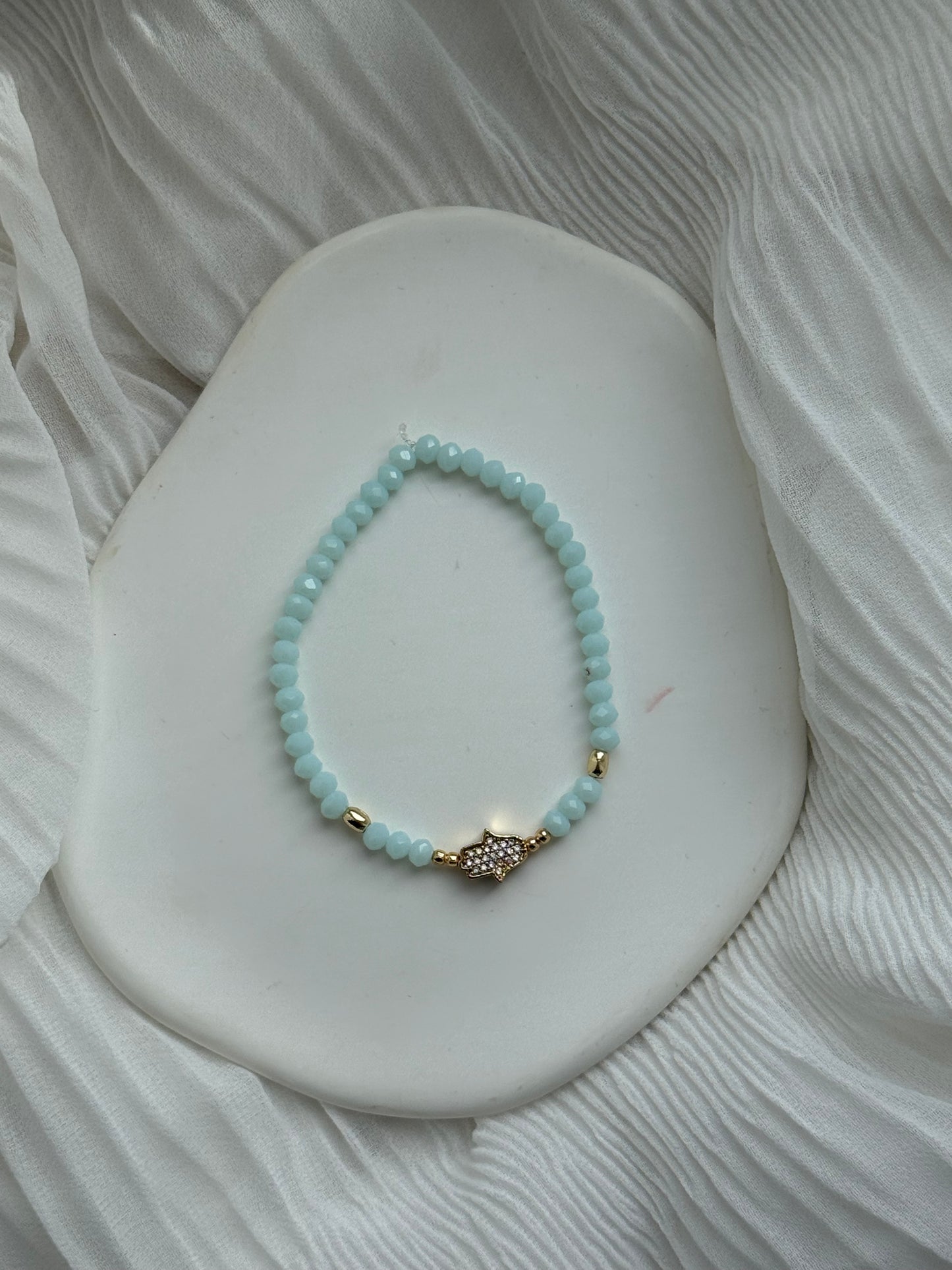 Perlenarmband mit Türkisen Kristallperlen, Goldenen Perlen + Fatimas Hand Anhänger - 111176