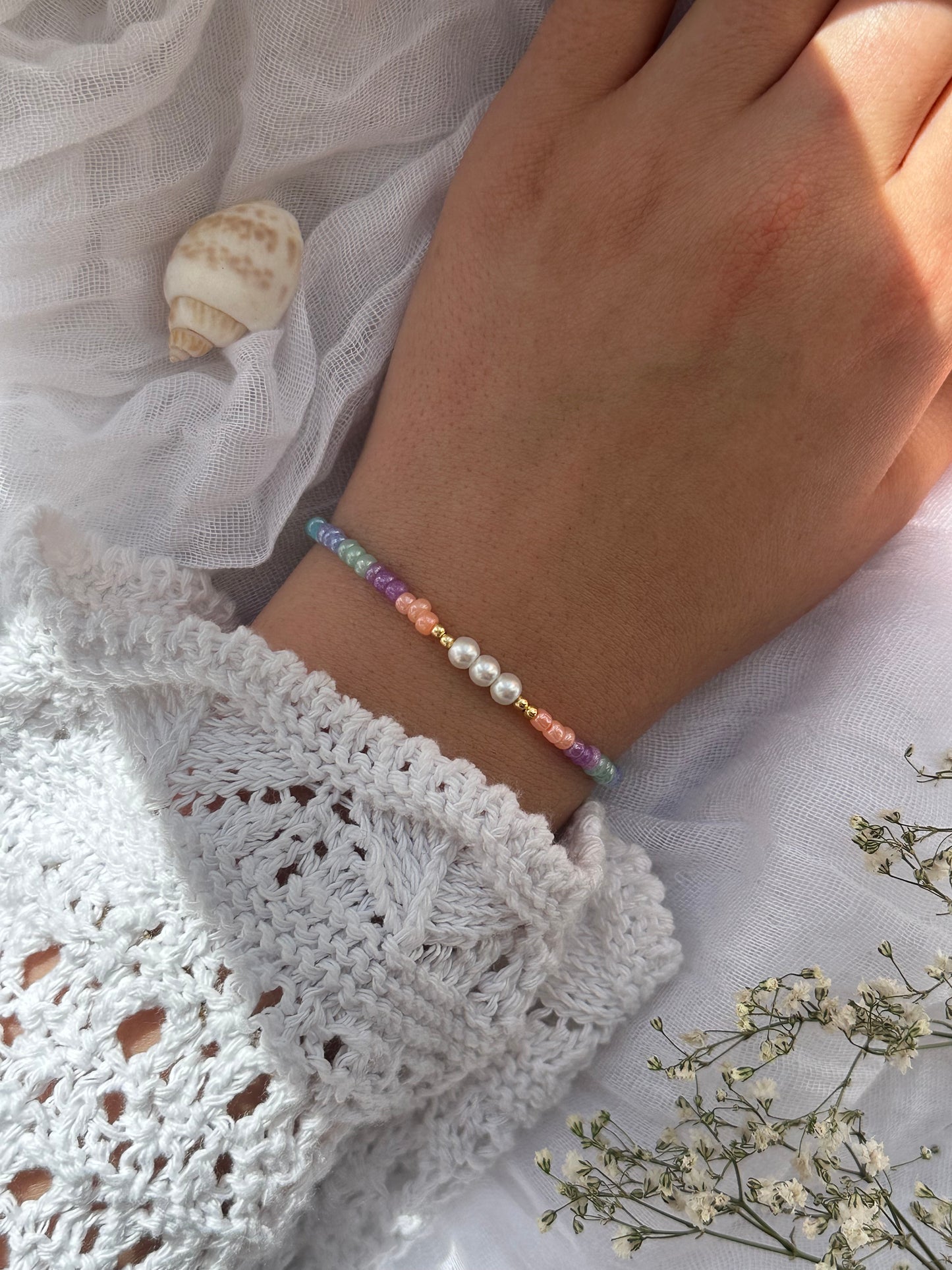 Perlenarmband mit Bunten und Weißen Perlen - 10846