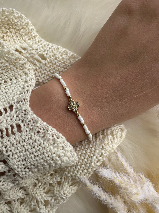 Perlenarmband weiß mit Kleeblatt Anhänger - 10358
