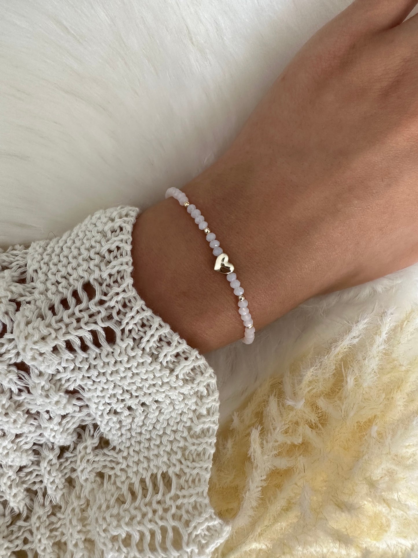 Perlenarmband mit beigen Kristallperlen und herz Anhänger - 10492