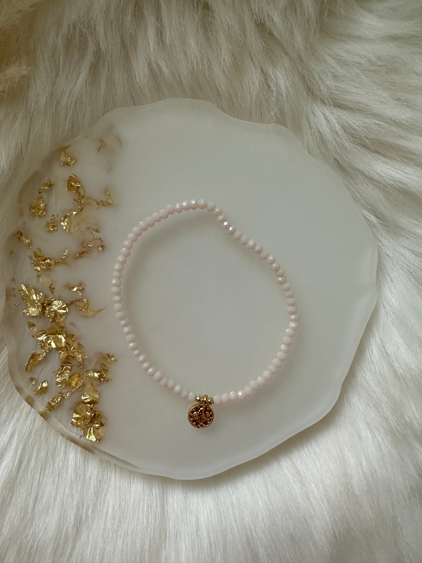 Perlenarmband mit beigen Kristallperlen und goldenen Tura Anhänger - 10227