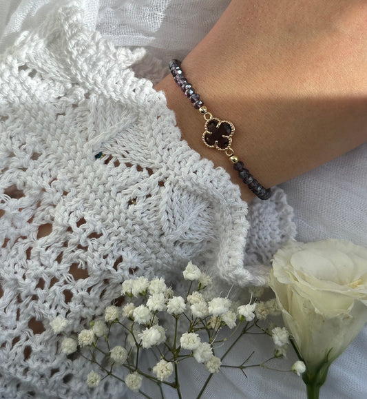 Perlenarmband mit Lila Kristallperlen und Kleeblatt Anhänger - 10568