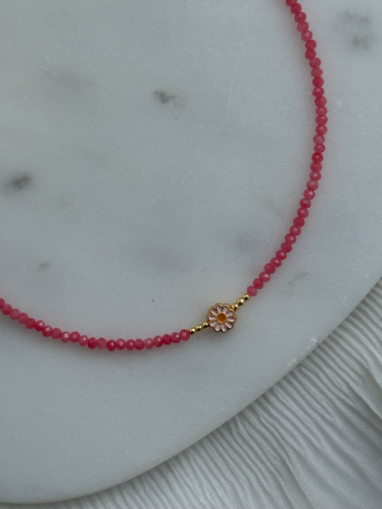 Perlenkette mit Kristallperlen, Goldenen Details + Papatya Anhänger - 111165