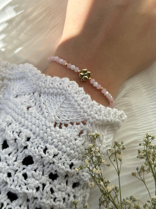 Perlenarmband mit Rosa und Weißen Kristallperlen, Goldenen Perlen + Kleeblatt Anhänger - 2115