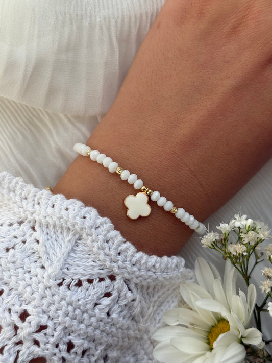 Perlenarmband mit Weißen Kristallperlen, Goldenen Perlen + Kleeblatt Anhänger - 10961