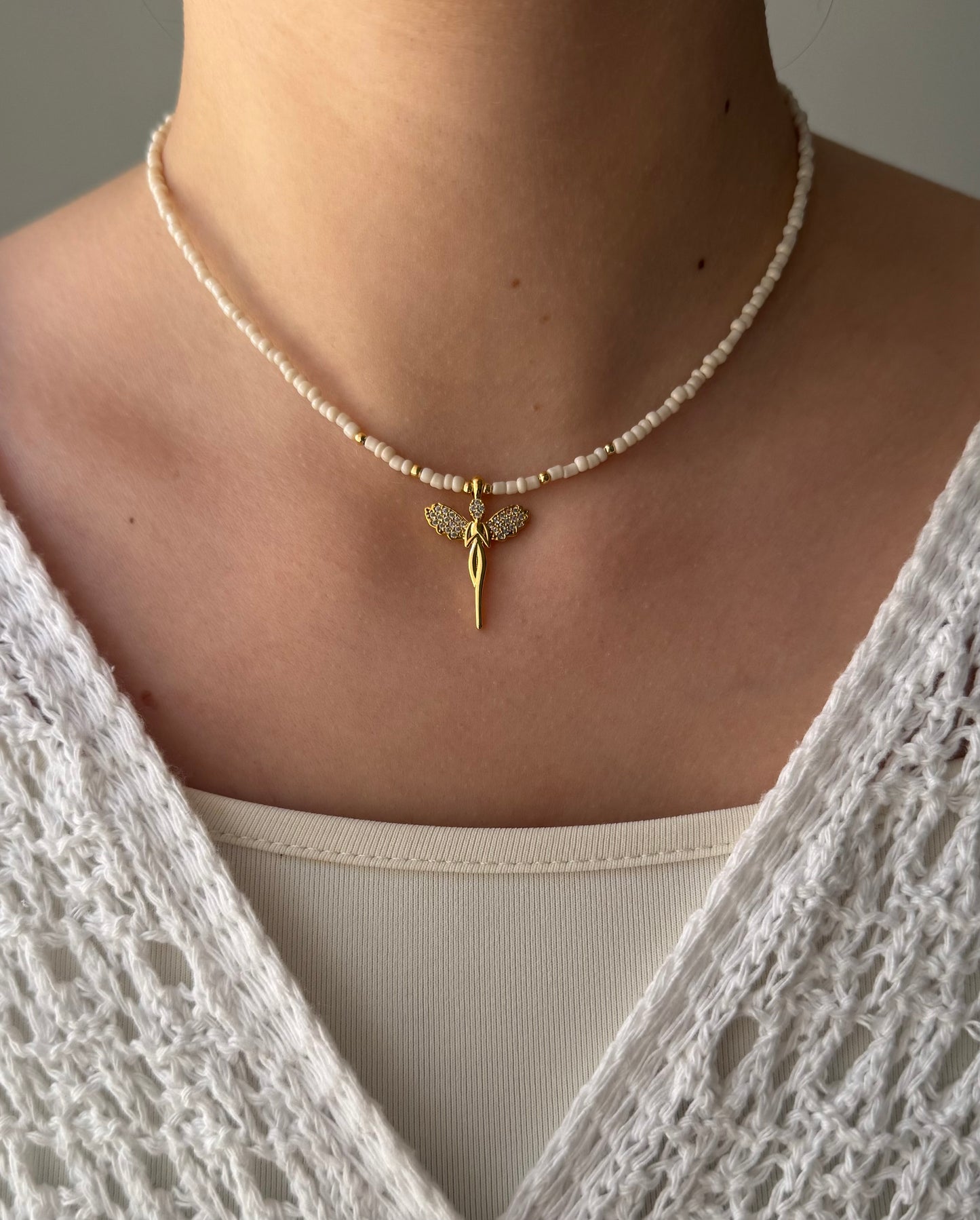 Perlenkette mit Beigen Perlen, Goldenen Perlen + Engel Anhänger - 2153