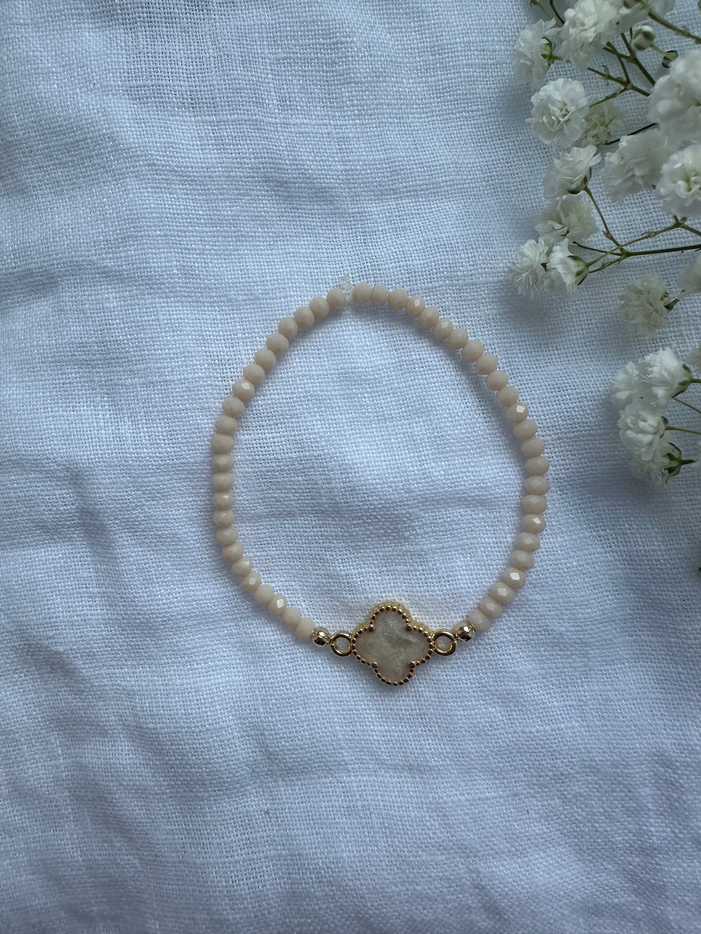 Perlenarmband mit Beigen Kristallperlen und Kleeblatt Anhänger - 10485