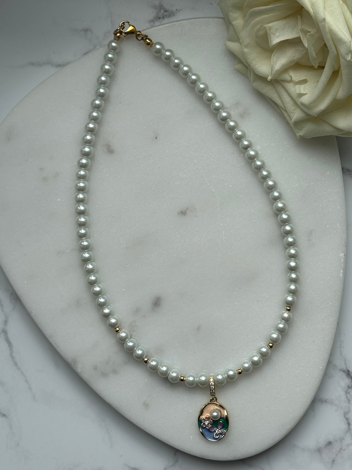 Perlenkette mit Weißen Perlen und Goldenen Perlen + Blumen Anhänger - 10926