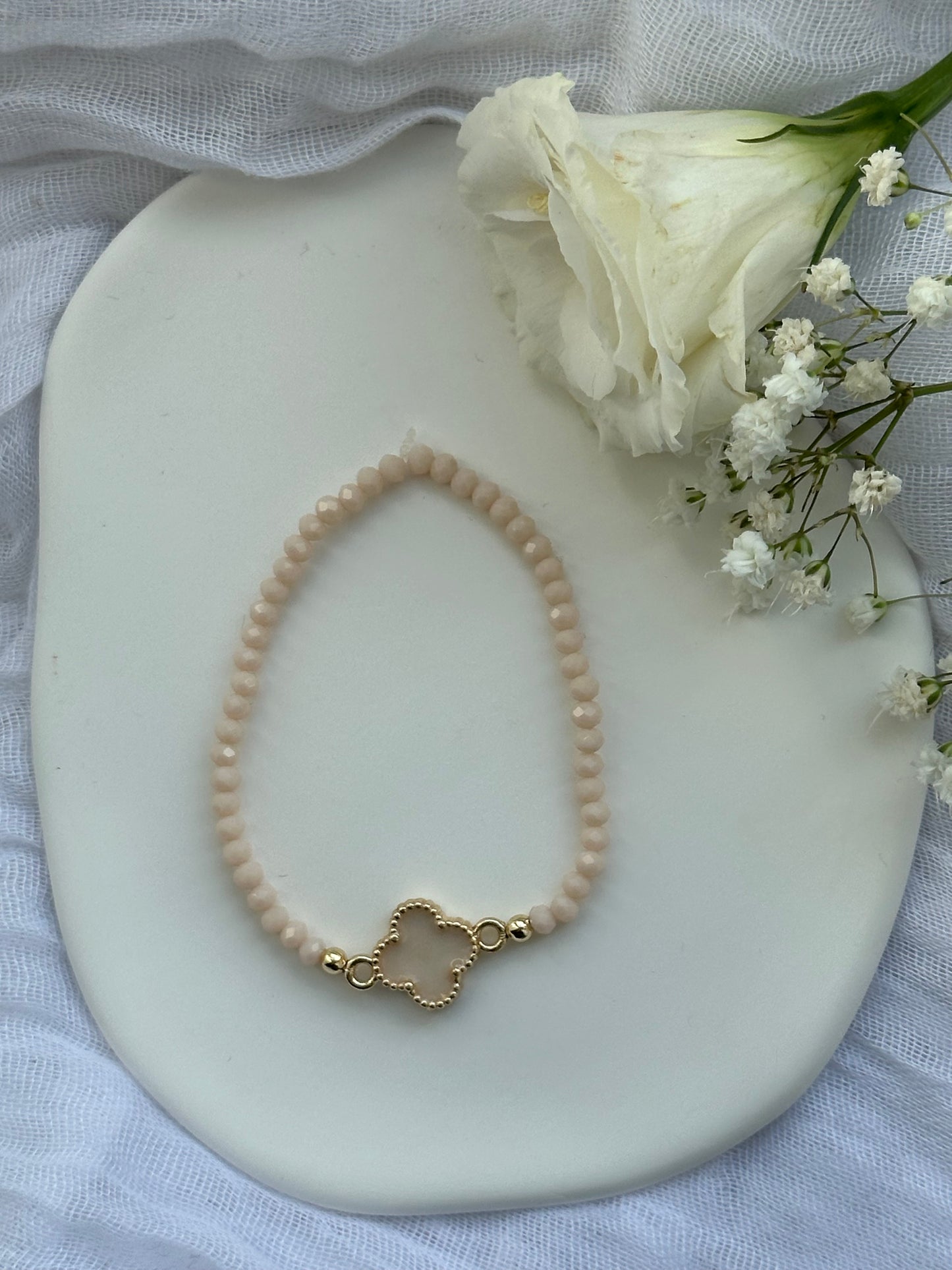 Perlenarmband mit Beigen Kristallperlen und Kleeblatt Anhänger - 10552