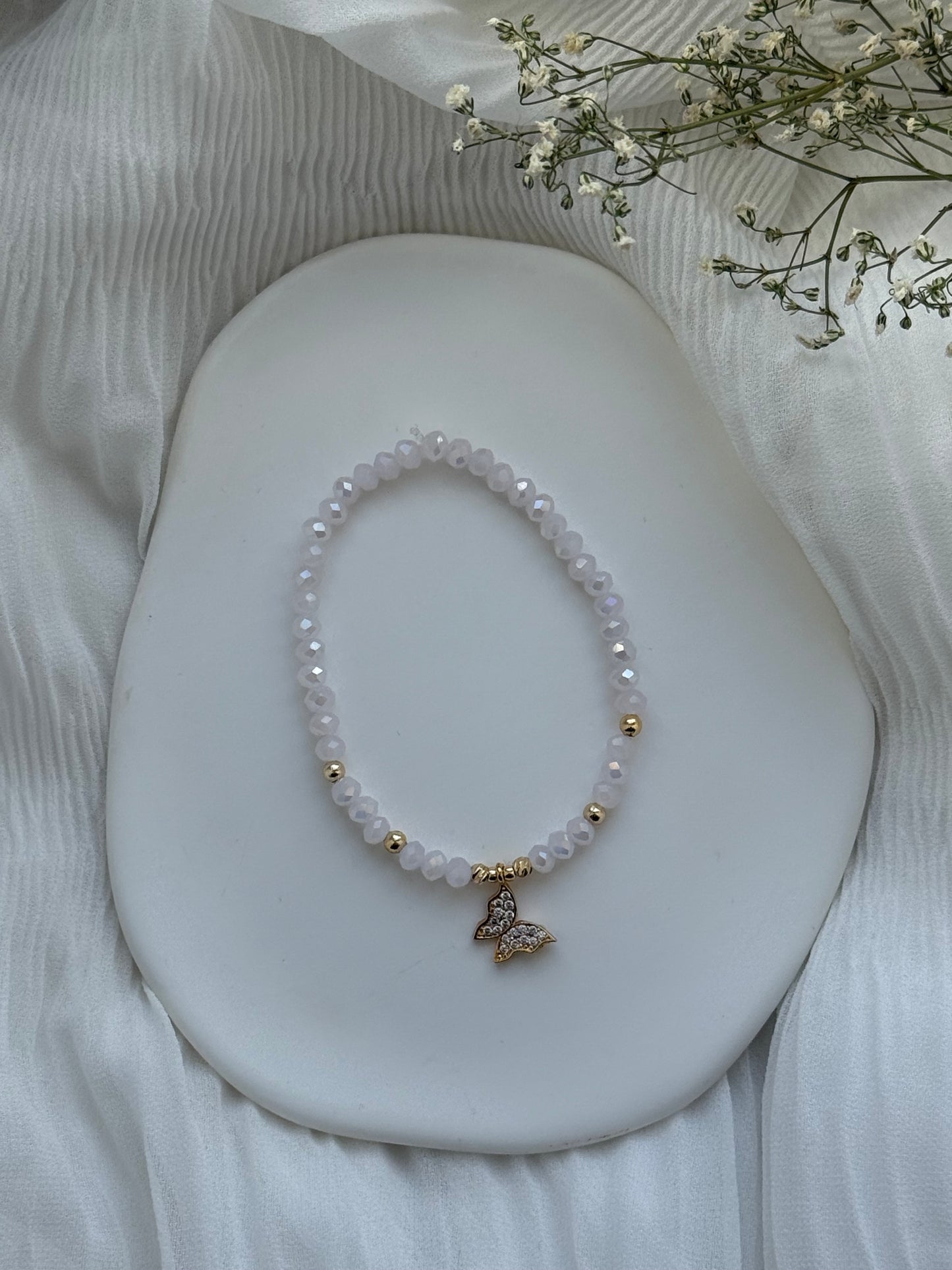 Perlenarmband mit Rosa farbenen Kristallperlen, Goldenen Perlen + Schmetterling Anhänger - 2118