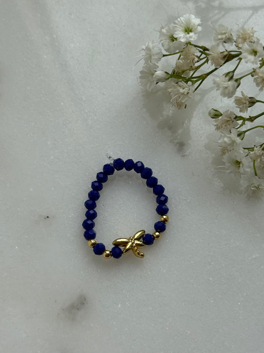 Perlenring mit Blauen Kristallperlen und Goldenen Details + Libellen Anhänger - 10992