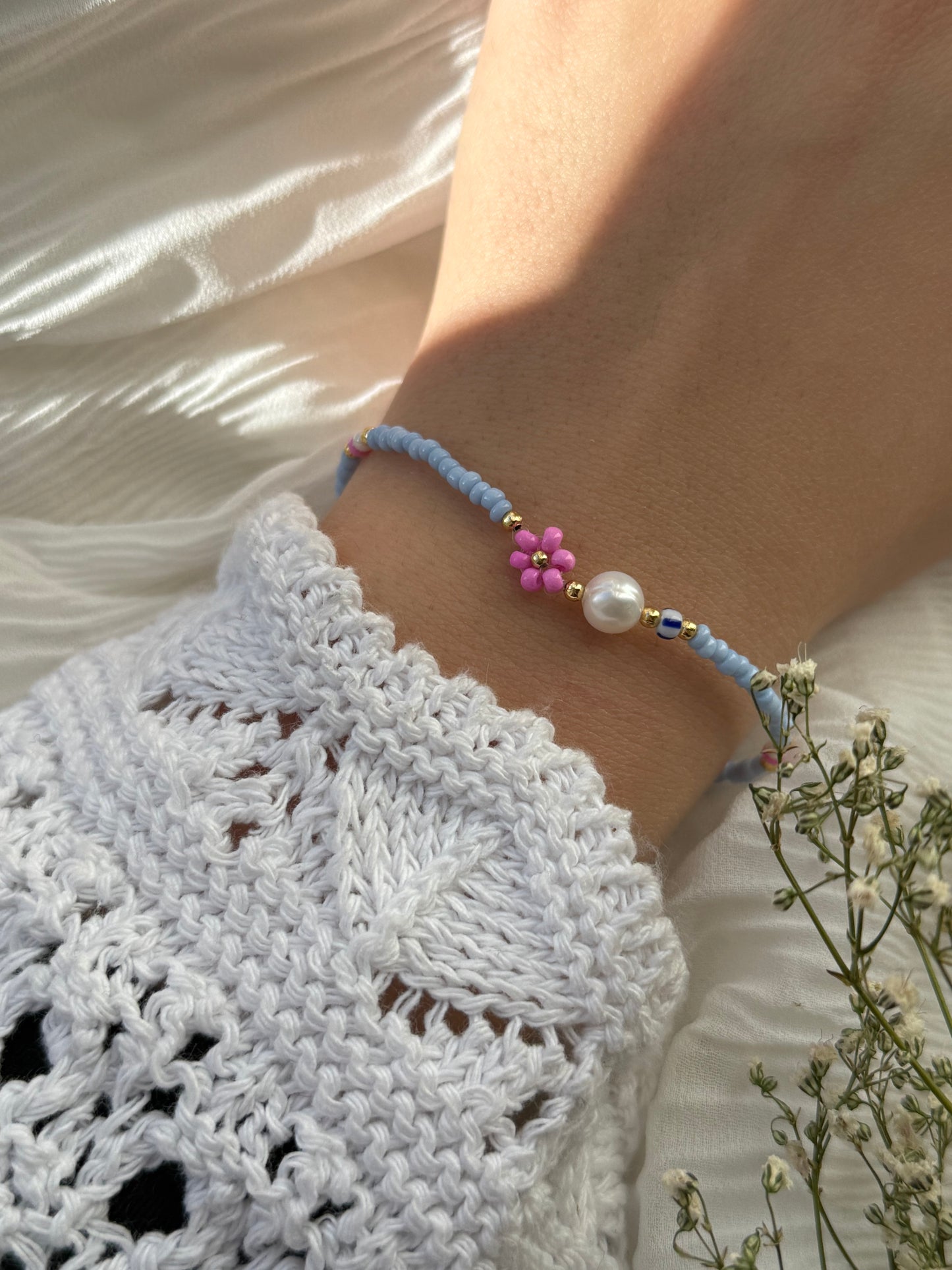 Perlenarmband Flower mit Blauen Und Pinken Perlen und Goldenen Perlen - 2096