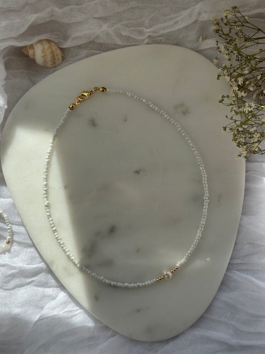 Perlenkette mit Weißen Perlen und Goldenen Perlen + Süßwasserperle - 10800