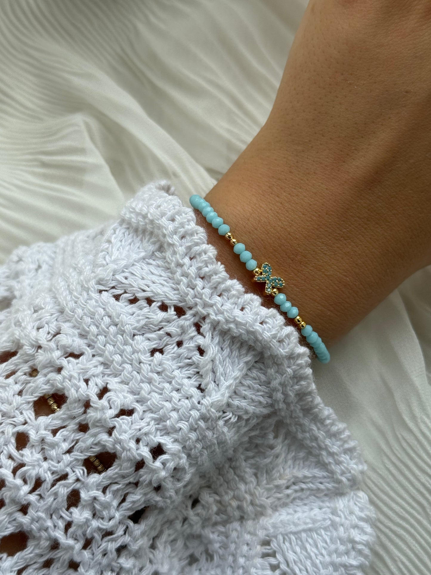 Perlenarmband mit Blauen Kristallperlen, Goldenen Details + Schmetterling Anhänger - 111191