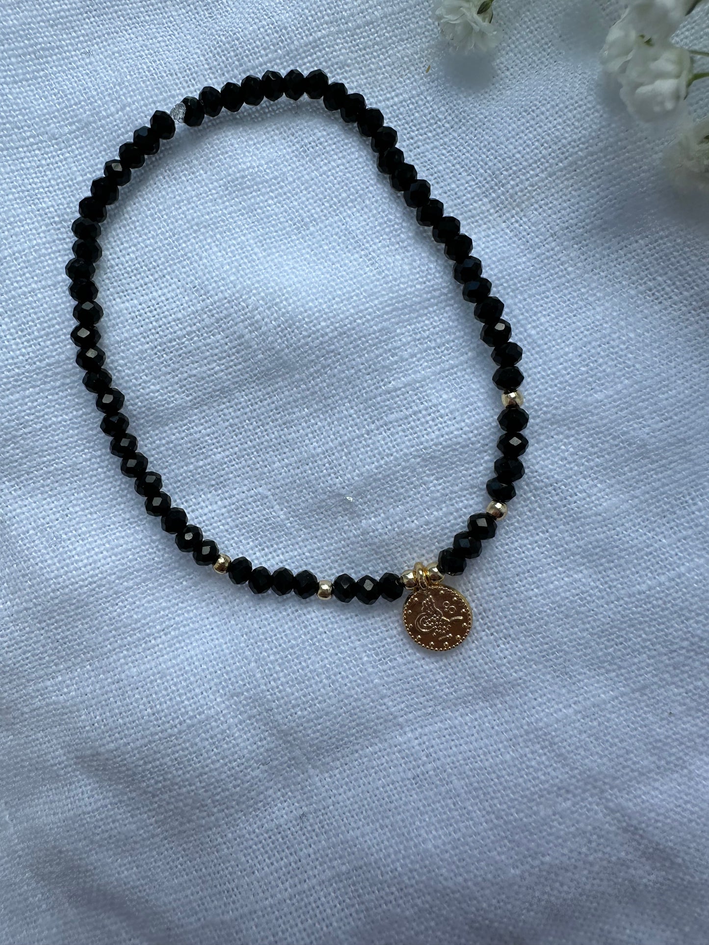 Perlenarmband mit Schwarzen Kristallperlen und Goldenen Taler Anhänger - 10470