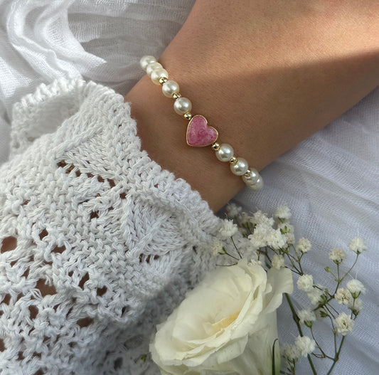Perlenarmband mit Weißen Perlen und Herz Anhänger - 10557