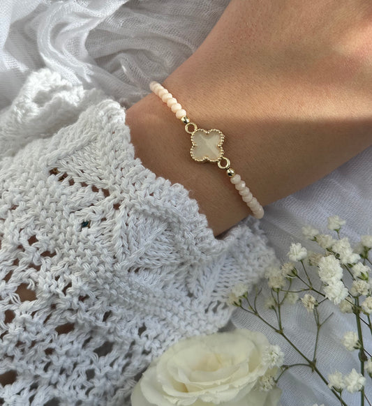 Perlenarmband mit Beigen Kristallperlen und Kleeblatt Anhänger - 10552