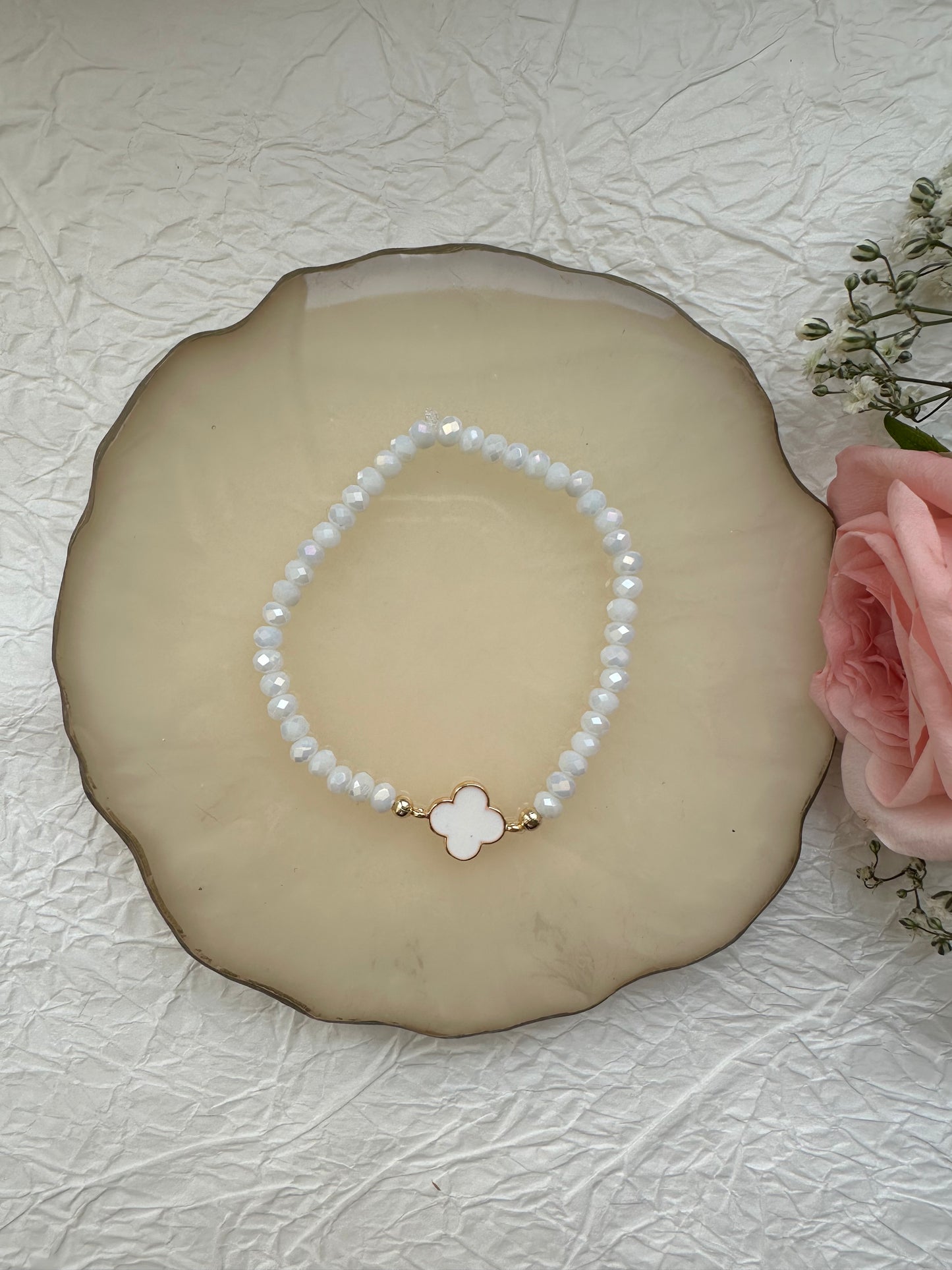 Perlenarmband mit weißen Kristallperlen und Kleeblatt Anhänger - 10417