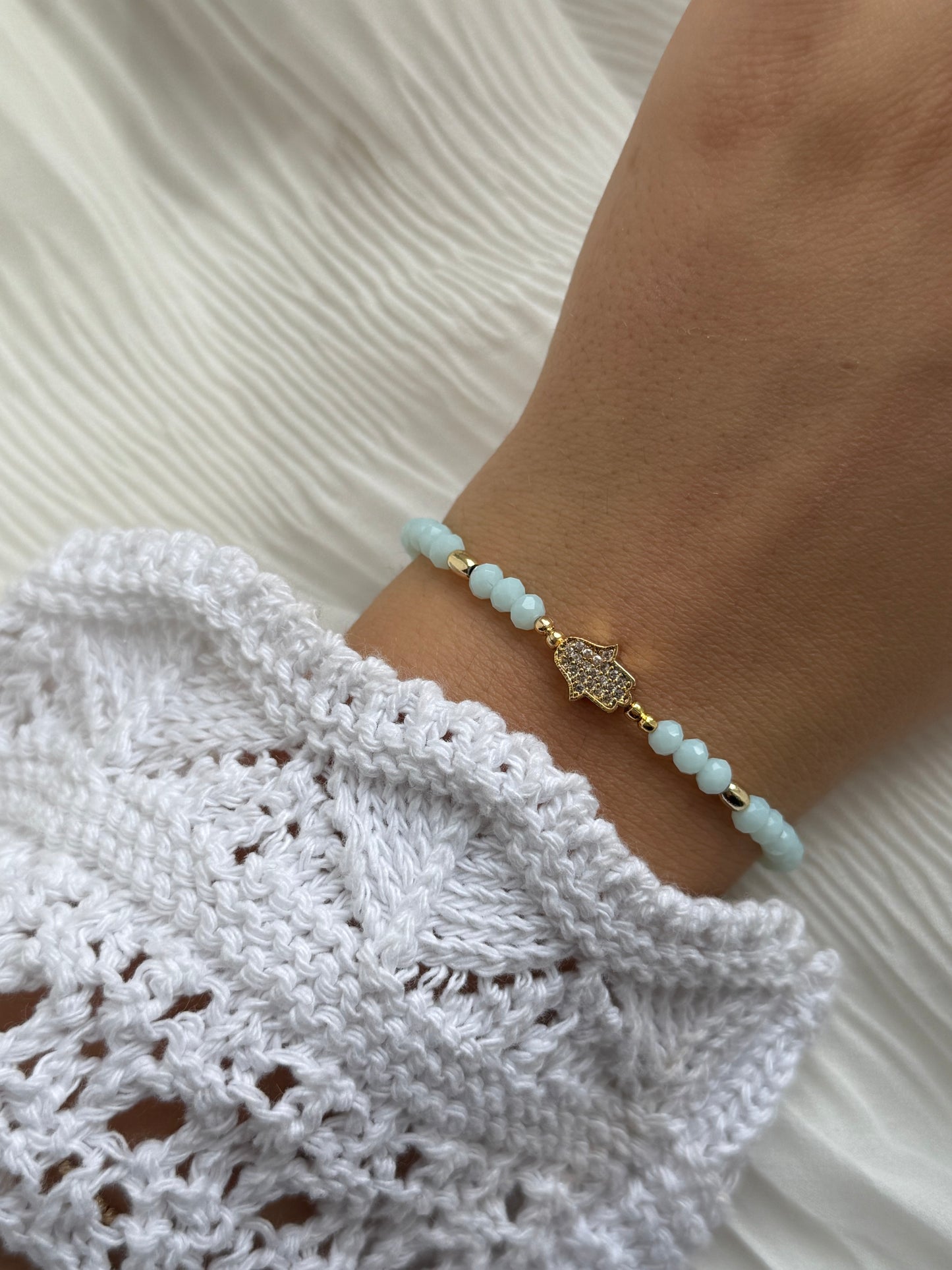 Perlenarmband mit Türkisen Kristallperlen, Goldenen Perlen + Fatimas Hand Anhänger - 111176