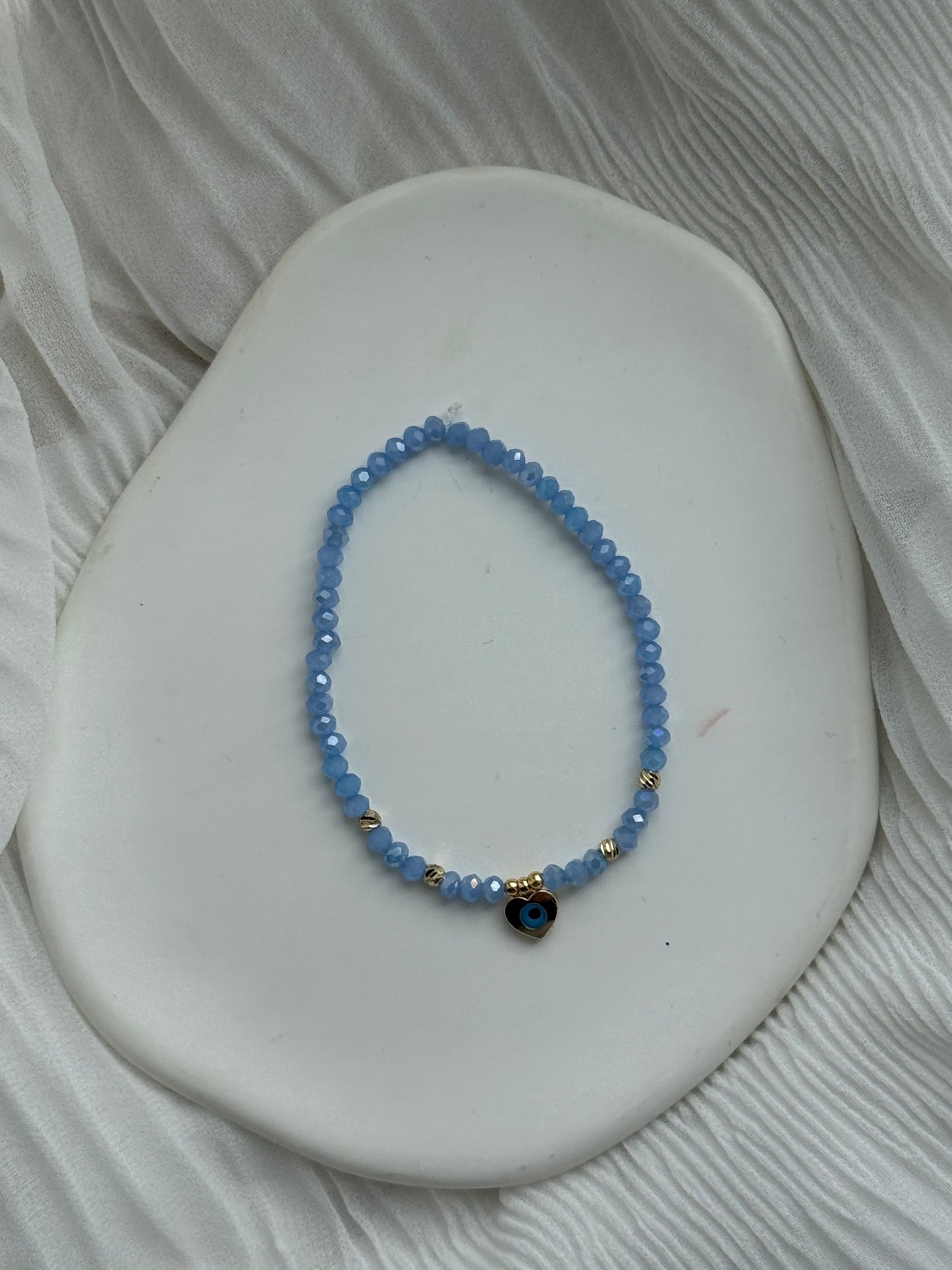 Perlenarmband mit Blauen Kristallperlen, Goldenen Details + Nazar Herz Anhänger - 111185