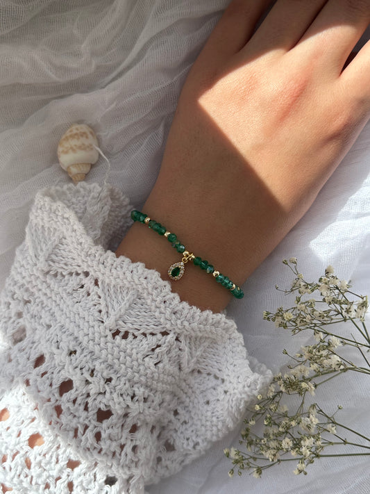 Perlenarmband mit Grünen Kristallperlen und Goldenen Perlen + Tropfen Anhänger - 10813