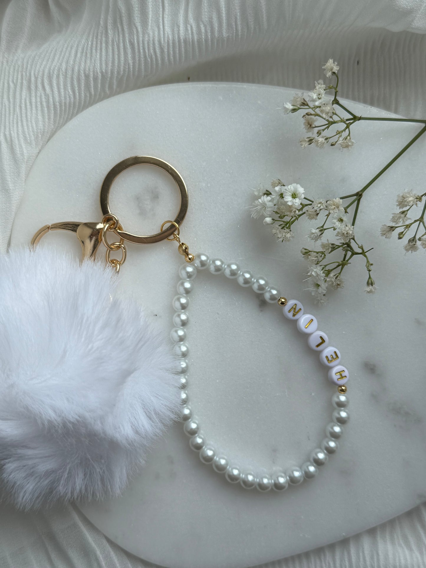 Schlüsselanhänger personalisiert mit Weißen Perlen und Goldenen Perlen + PomPom Anhänger - 11021