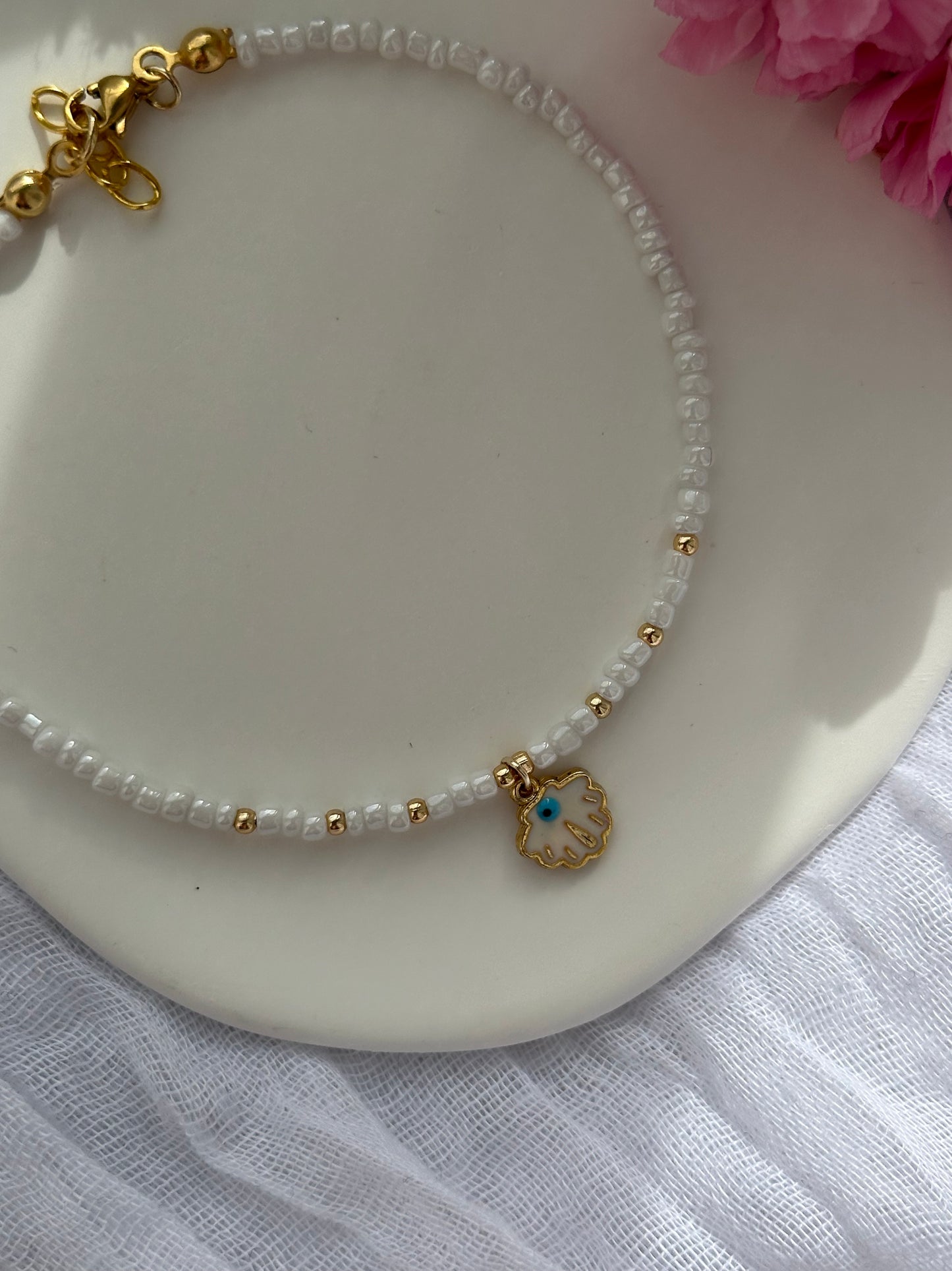 Fußkette mit Weißen Perlen und Goldenen Perlen + Muschel Anhänger - 10597