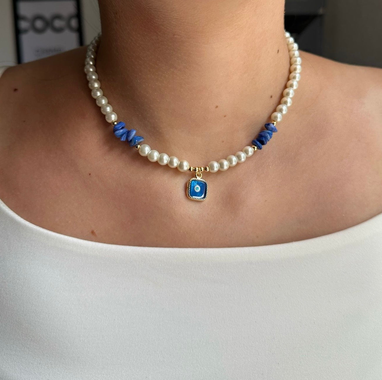 Perlenkette mit Weißen Perlen und Blauen Edelsteinen + Nazar Anhänger - 10167