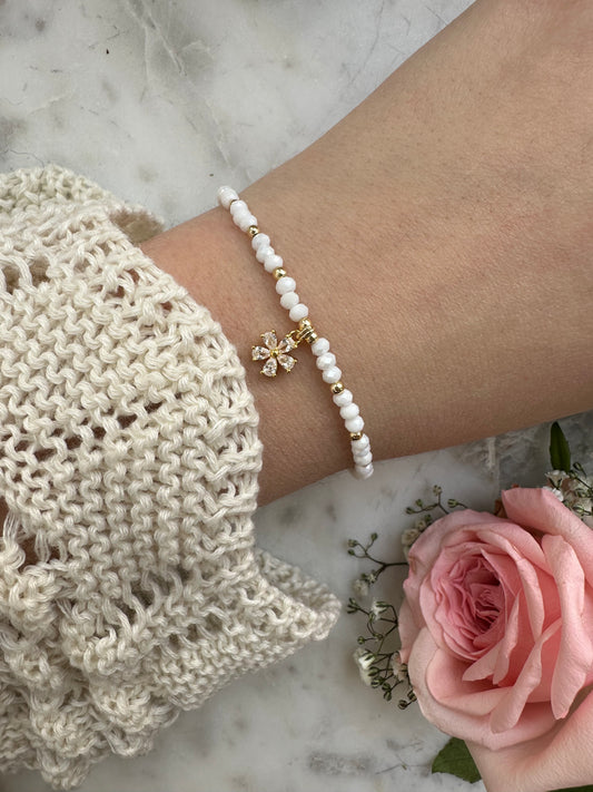 Perlenarmband mit weißen Kristallperlen und Blumen Anhänger - 10466