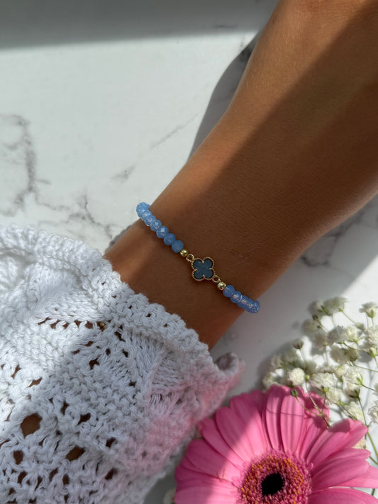 Perlenarmband mit Blauen Kristallperlen, Goldenen Perlen + Kleeblatt Anhänger - 10934