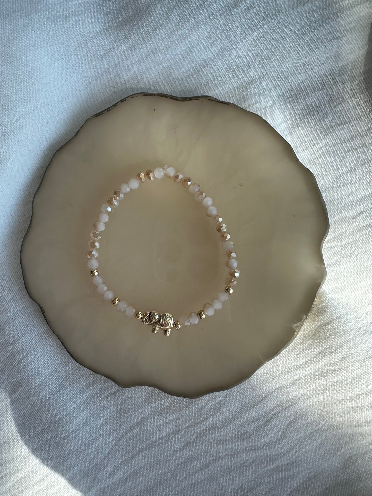 Perlenarmband Beige mit Goldenen Elefanten Anhänger - 10427