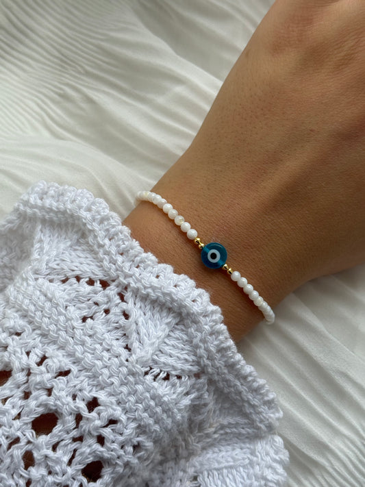 Perlenarmband mit Weißen Perlen, Goldenen Details + Nazar Anhänger - 111184