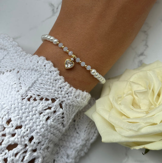 Perlenarmband mit Weißen Glasperlen, Durchsichtigen Kristallperlen und Goldenen Perlen + Zirkonia Herz Anhänger - 10870