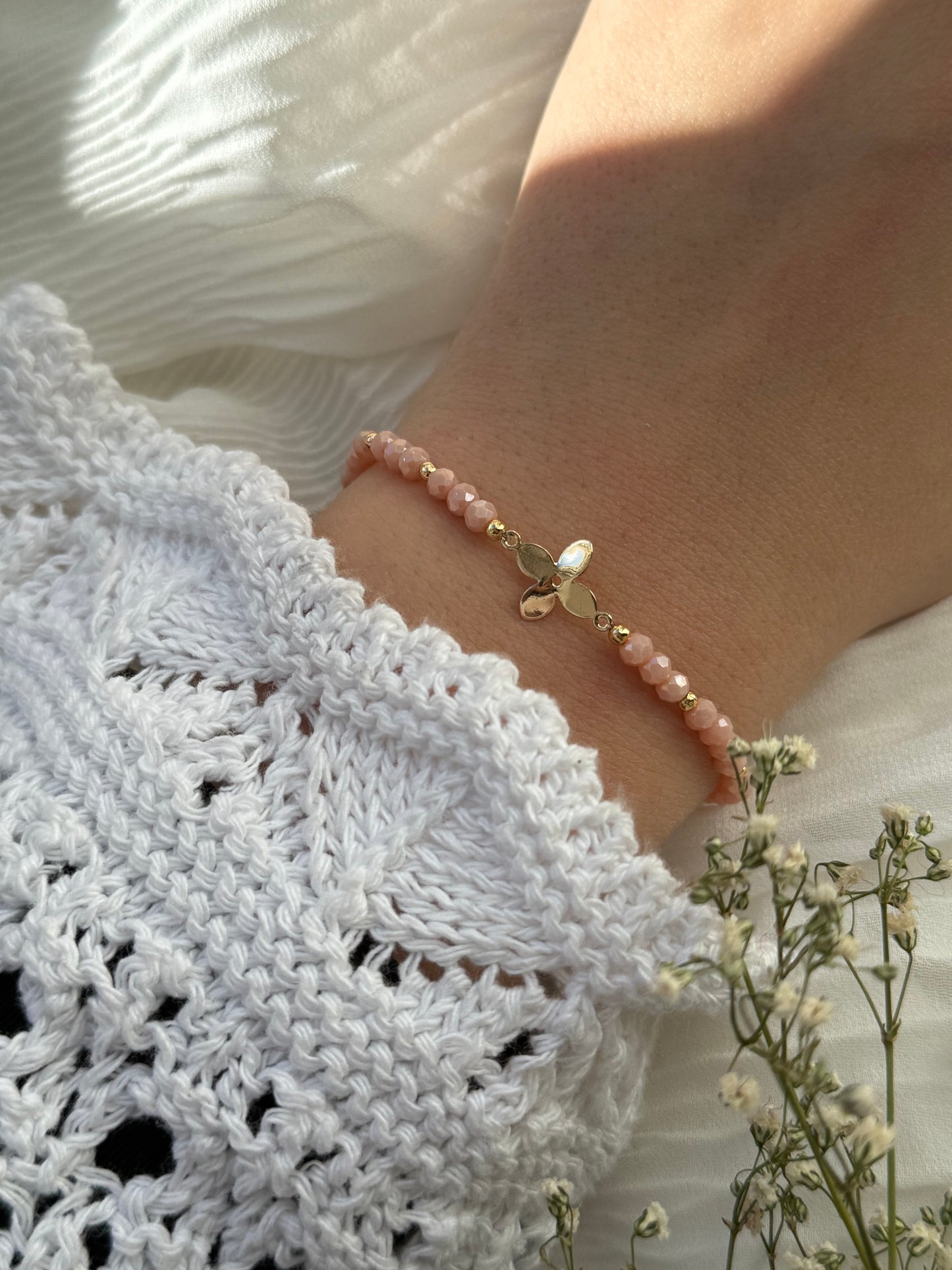 Perlenarmband mit Beigen Kristallperlen, Goldenen Perlen + Kleeblatt Anhänger - 2122