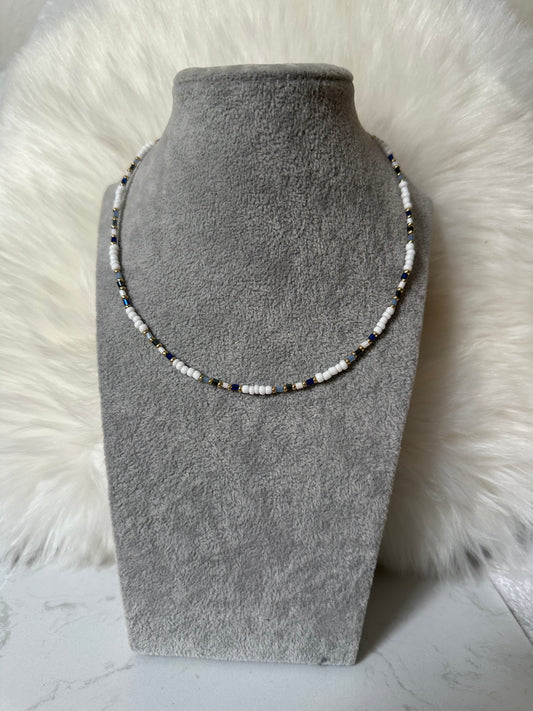 Perlenkette chocker mit weißen Perlen und blauen Zwischenperlen - 10195