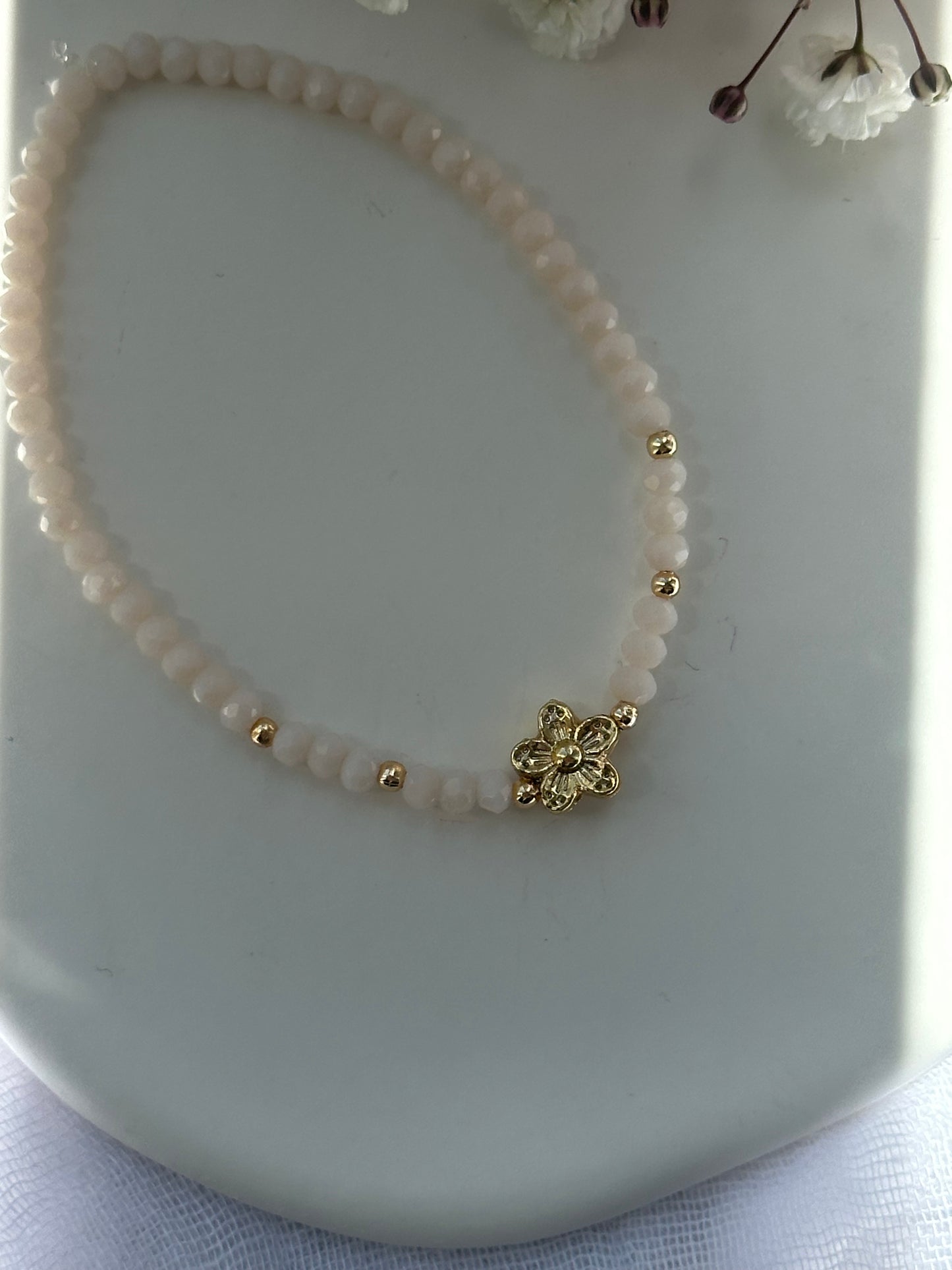 Perlenarmband mit Beigen Kristallperlen und goldenen Details + Blumen Anhänger - 10728