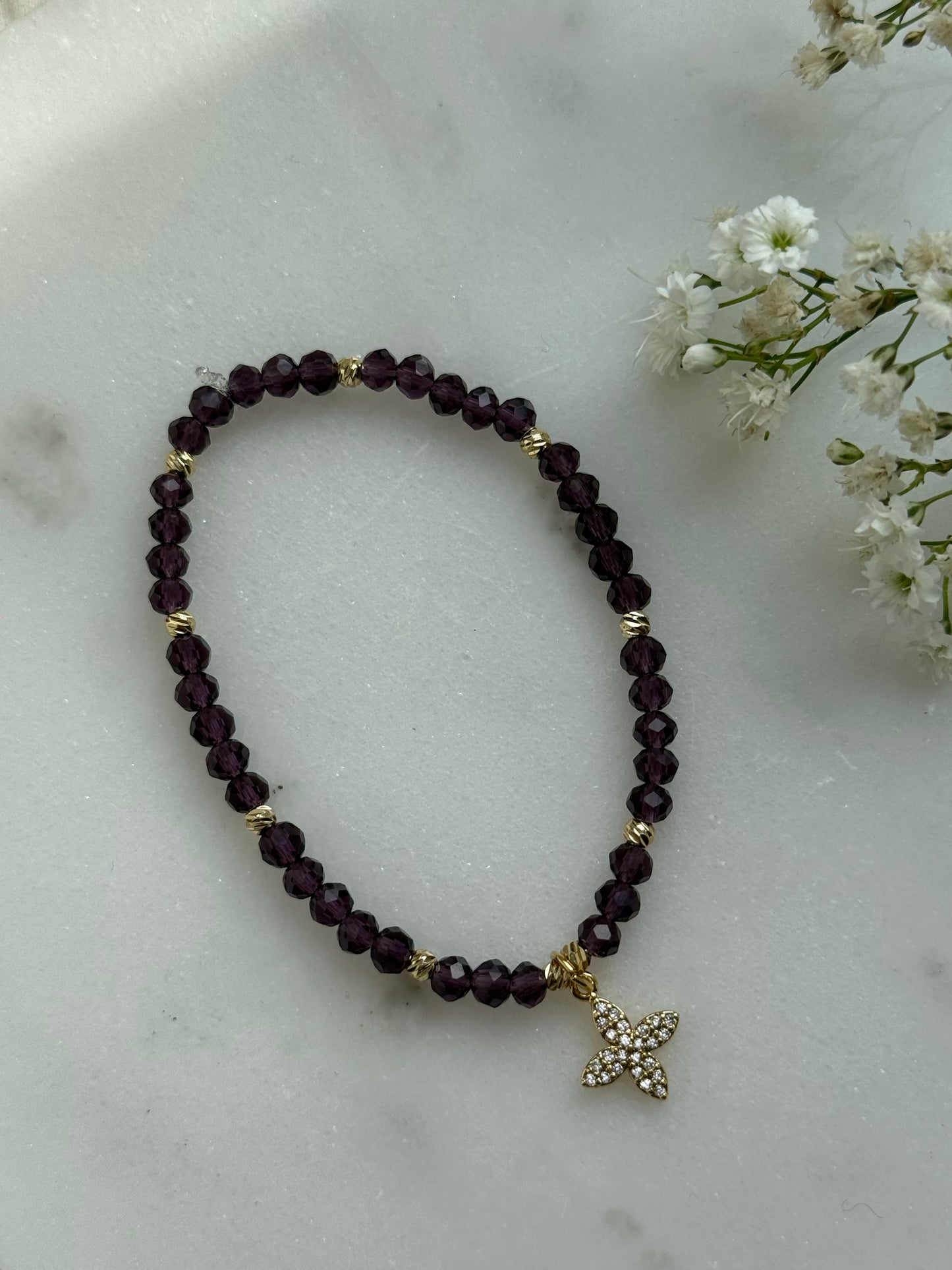 Perlenarmband mit Lila/Braunen Kristallperlen, Goldenen Perlen + Kleeblatt Schmetterling - 10969