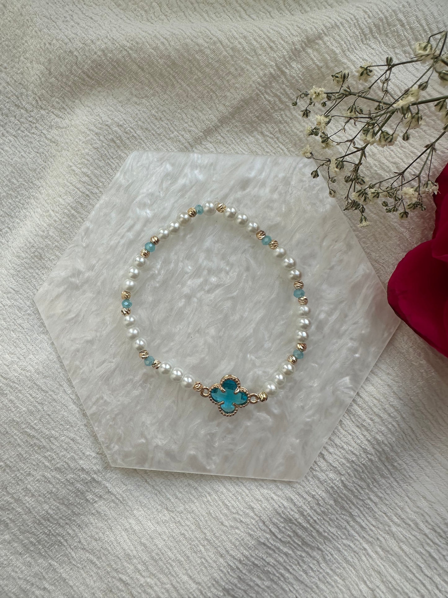 Perlenarmband Weiß mit Hellblauen Kristallperlen und Kleeblatt Anhänger - 10460