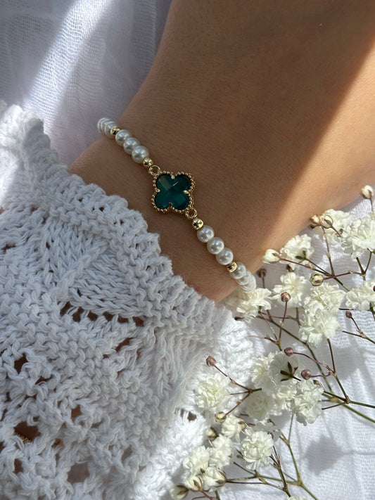 Perlenarmband mit Weißen Glasperlen und goldenen Details + Kleeblatt Anhänger - 10755