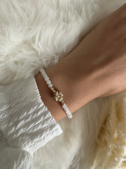 Perlenarmband mit weißen Kristallperlen und Kleeblatt Anhänger - 10433