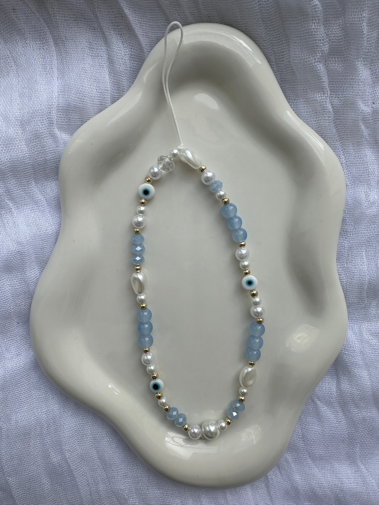 Handykette mit Weißen und Hellblauen Perlen und Nazar - 10073