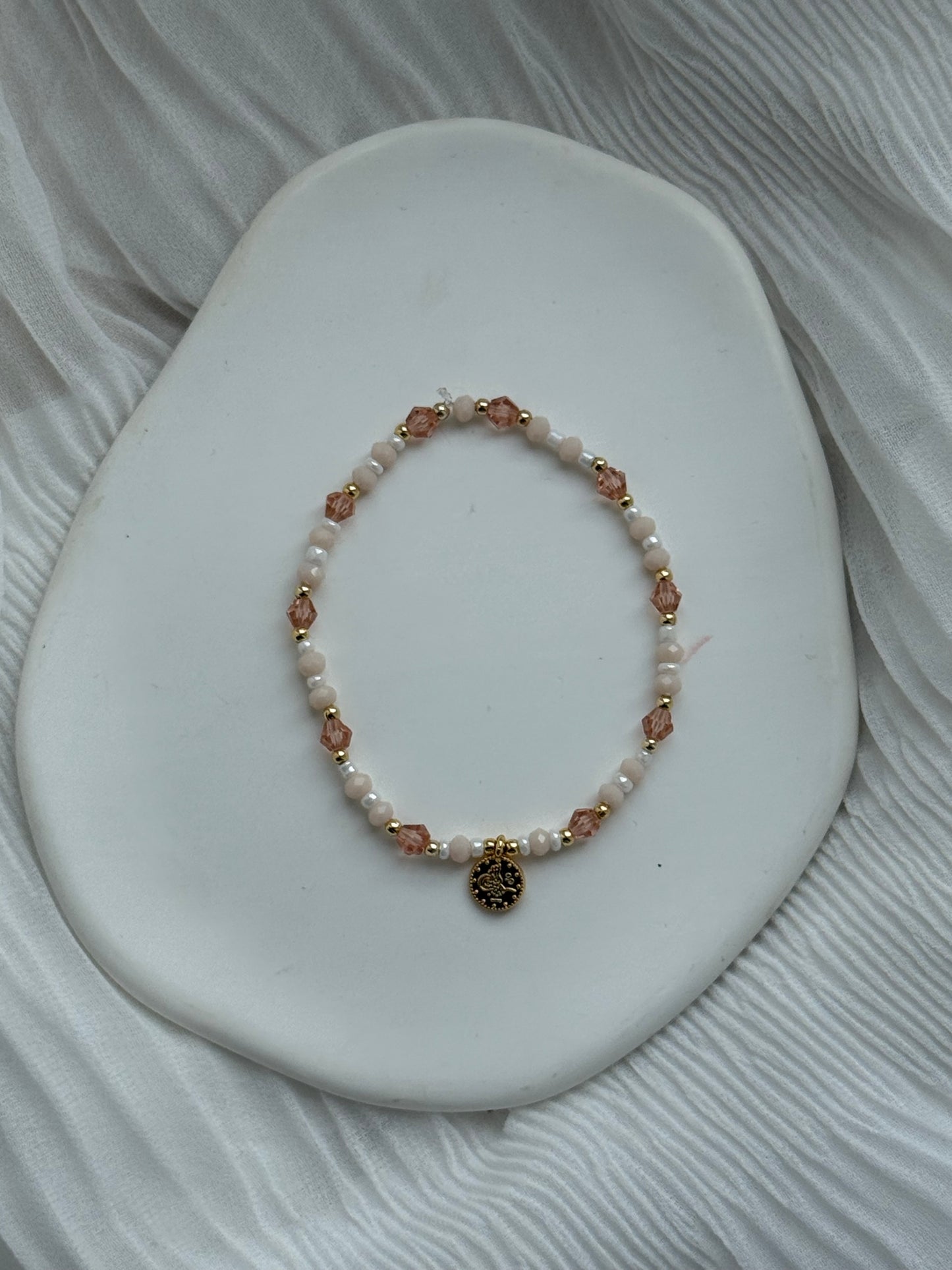 Perlenarmband mit Beigen Perlen und Rose Kristallperlen, Goldenen Details + Goldene Taler Anhänger - 111183