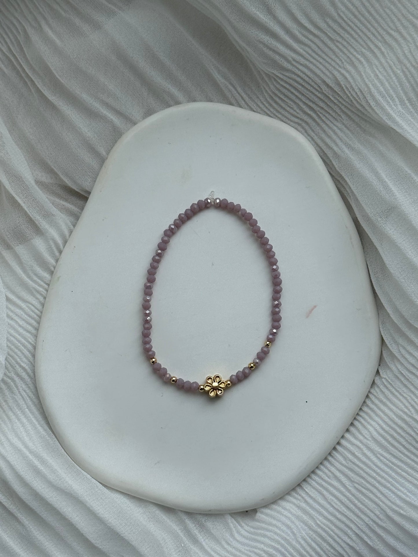 Perlenarmband mit Flieder Kristallperlen, Goldenen Details + Blumen Anhänger - 111190