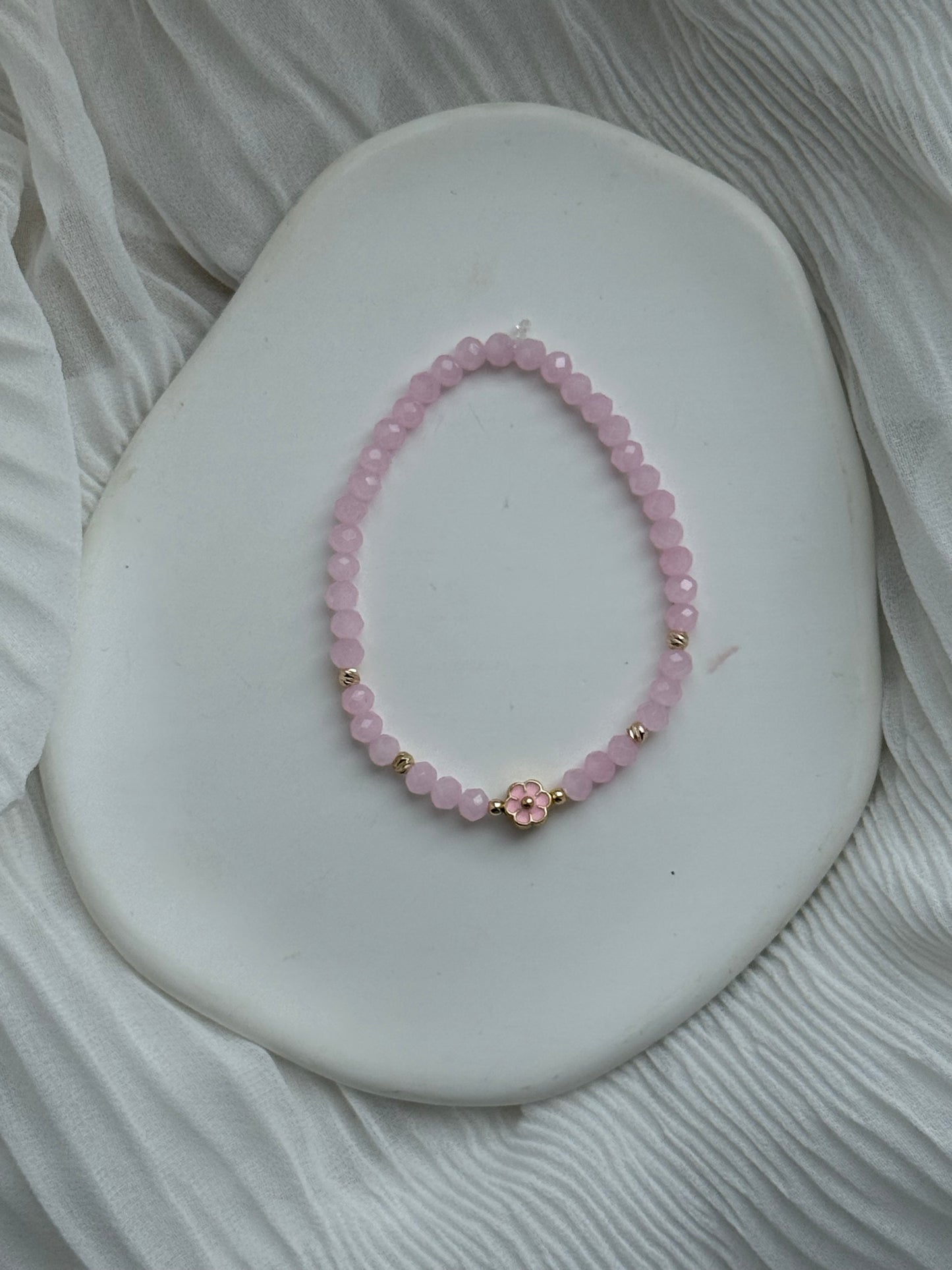 Perlenarmband mit Rosa Kristallperlen, Goldenen Perlen + Blumen Anhänger - 111180